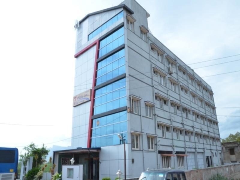 7 Hills Inn 蒂鲁帕蒂 外观 照片